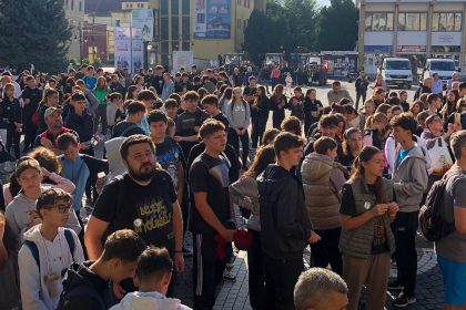 Mediashul samobilizat 800 de voluntari au curatat orasul