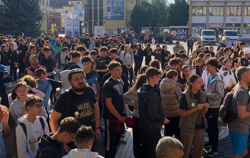 Mediashul samobilizat 800 de voluntari au curatat orasul