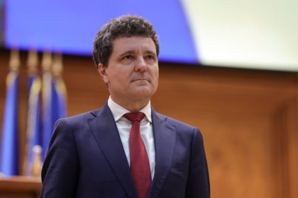 Nicustor Dan a promulgat legea anti camatarie