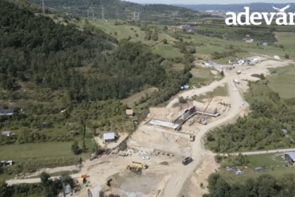 Noi imagini de pe Valea Oltului cu santierul autostrazii Sibiu Pitesti podul pentru ursi prinde contur video
