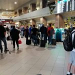 Pasagerii scapai de ap scump n aeroport i gri