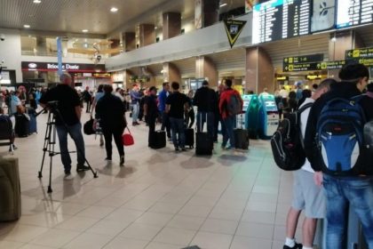 Pasagerii scapai de ap scump n aeroport i gri