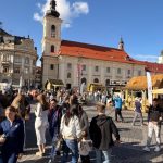 Piaa Mare plina de oameni la Targul de Ecoturism