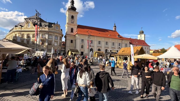 Piaa Mare plina de oameni la Targul de Ecoturism