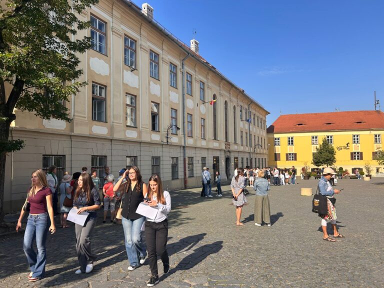 Prima zi de scoala trista la Sibiu curti goale
