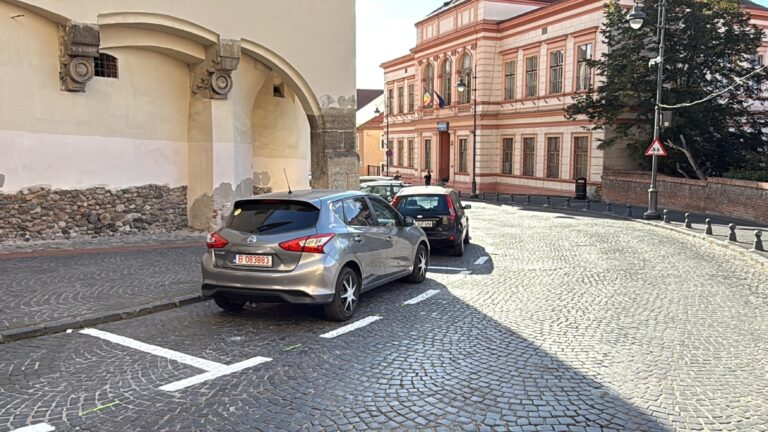 Primaria a reconfigurat parcarile langa Liceul de Arta