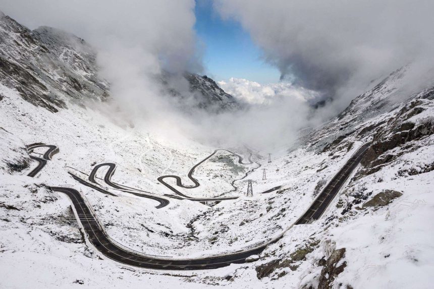 Primii fulgi de nea pe Transfagarasan data inchiderii drumului