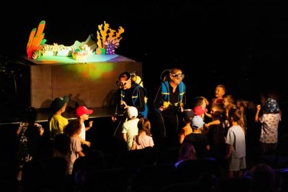 Rechin crabi karate si un pestisor curajos premierea Colori la teatrul Gong