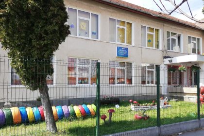 Santierul de la Gradinita Casuta Povestilor din Sibiu nemultumeste parintii din cauza supraaglomerarii in clase Director Vom primi doua containere