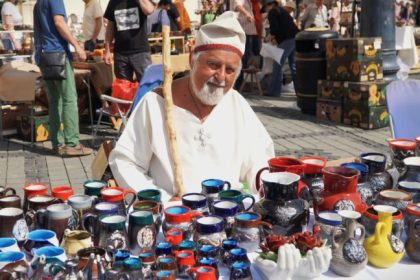 Sibiu capitala lutului Vasele ceramice atrag vizitatori la Targul Olarilor