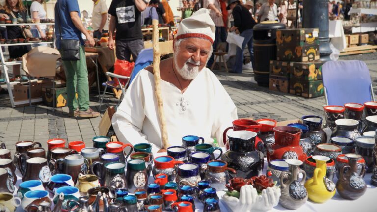 Sibiu capitala lutului Vasele ceramice atrag vizitatori la Targul Olarilor