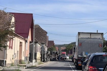 TIR rasturnat la Rusi Trafic ingreunat