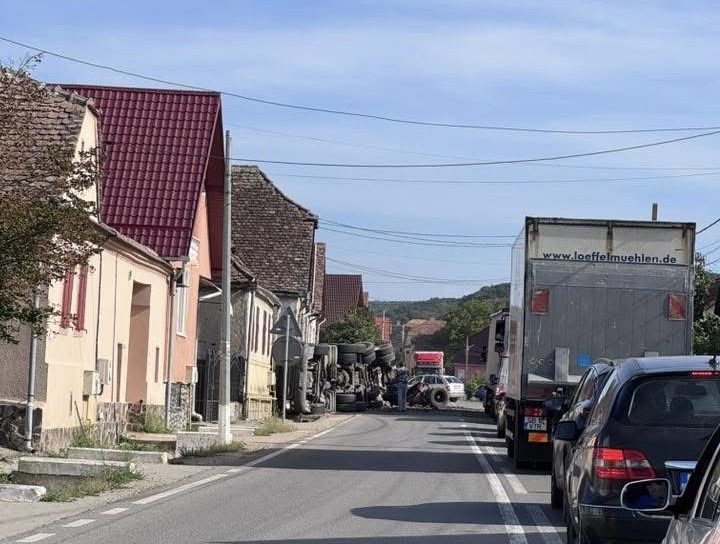 TIR rasturnat la Rusi Trafic ingreunat