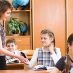 Telefonul mobil este interzis la scoala dar nu universale