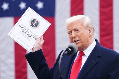 Trump introduce viza de aur si taxeaza vizele de munca cu 100000 dolari