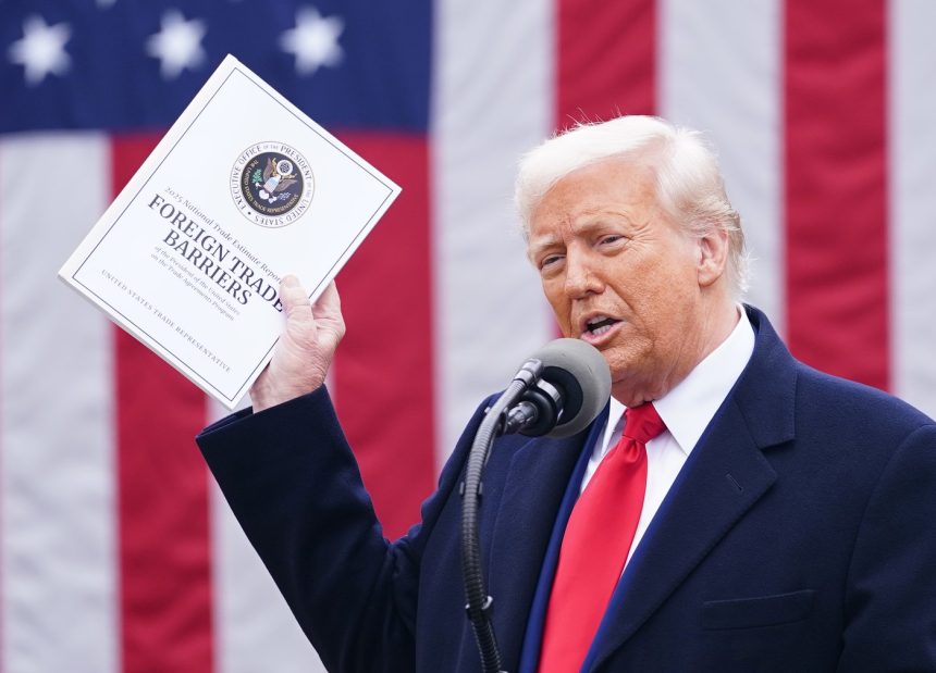 Trump introduce viza de aur si taxeaza vizele de munca cu 100000 dolari