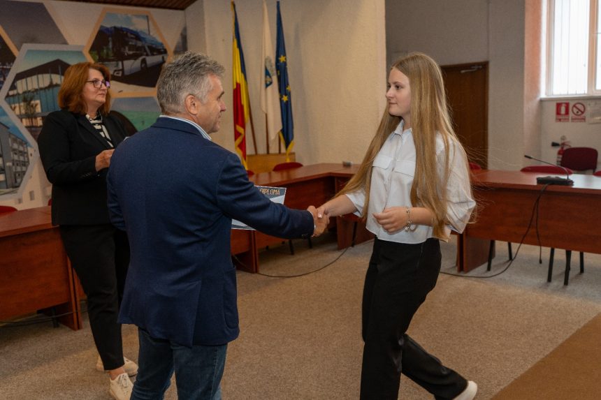 Zeci de elevi din Medias premiati pentru performante la evaluari