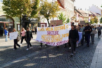 Zeci de studenti au protestat la Sibiu Educatia e o investitie
