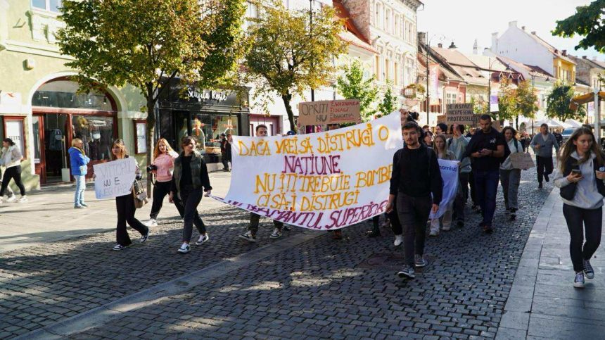 Zeci de studenti au protestat la Sibiu Educatia e o investitie