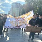 Zeci de studenti protesteaza la Sibiu merg in mars