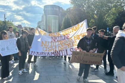 Zeci de studenti protesteaza la Sibiu merg in mars