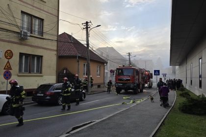 incendiu in sibiu mansarda unei case distrusa de flacari