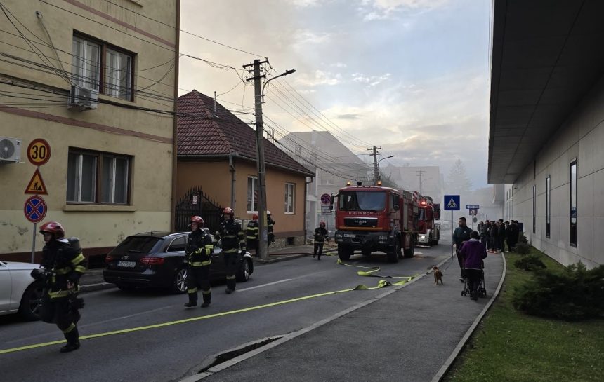 incendiu in sibiu mansarda unei case distrusa de flacari