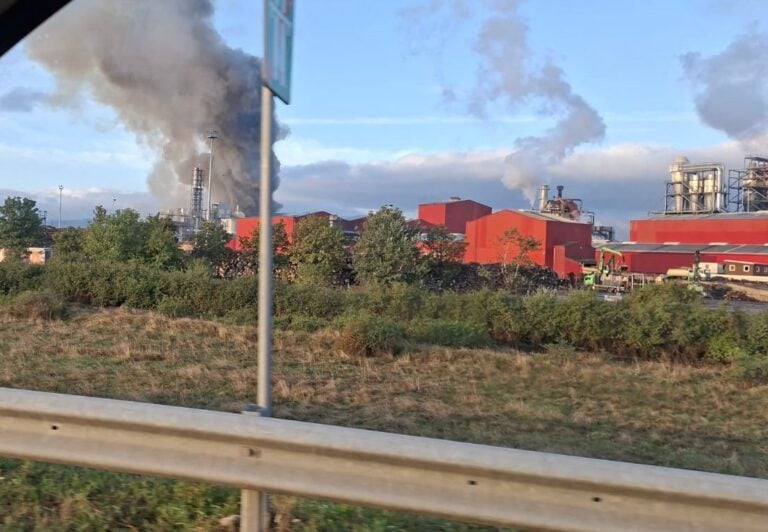 incendiu maior la fabrica kronospan din sebes 4 raniti elicoptere smurd prezente