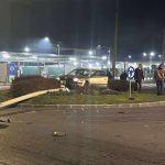 Accident spectaculos in Sibiu masina in stalp din giratoriu