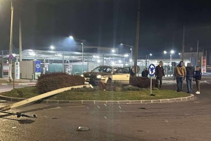Accident spectaculos in Sibiu masina in stalp din giratoriu