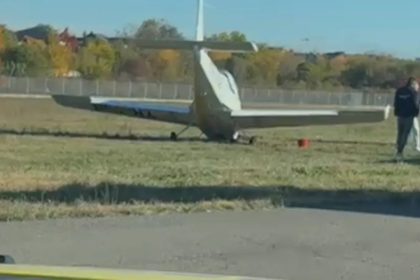 Aterizare ratata la Aeroportul Baneasa avion pe iarba