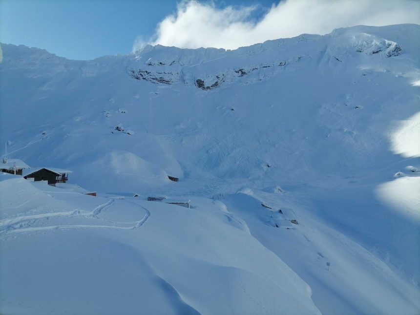 Avertisment pentru drumei risc de avalanse la Balea Lac