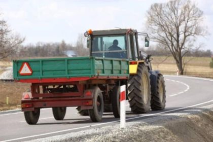 Bradu unde tractorul fara acte e popular doi localnici prinsi pe aceeasi strada in aceeasi zi