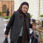 Bunicuta din Salistete croseteaza sosete de lana