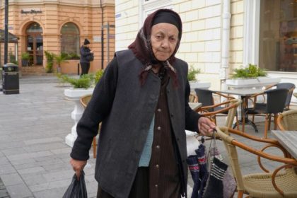 Bunicuta din Salistete croseteaza sosete de lana
