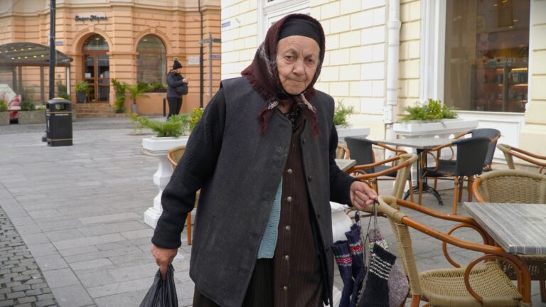 Bunicuta din Salistete croseteaza sosete de lana