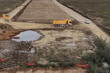 Camioanele de pe santierul Sibiu Fagaras au distrus un drum judetean