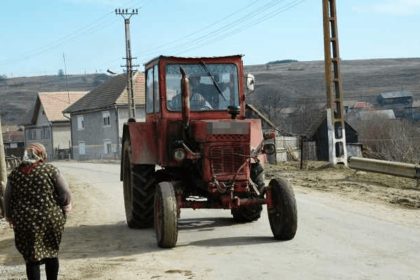 Coloana de tractoare oprita la Rosia fara inmatriculare si permise