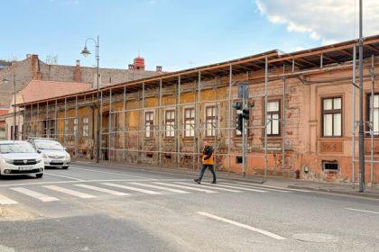 Colos construit in centrul Sibiului langa Prefectura