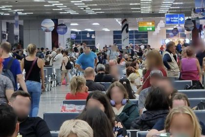 Concediu de cosmar pentru zeci de sibieni blocati pe aeroport