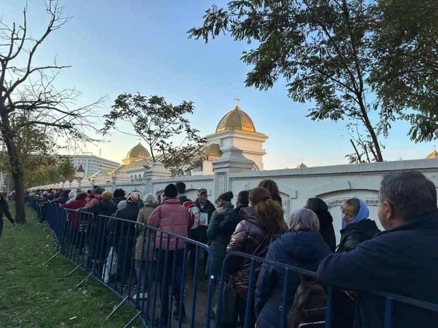 Cozi mari la Catedrala Nationala credinciosii asteapta ore