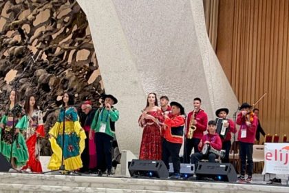 De la Valea Hartibaciului la Vatican Povestea copiilor care l au impresionat pe Papa Leon