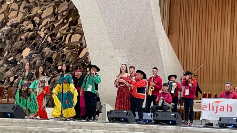 De la Valea Hartibaciului la Vatican Povestea copiilor care l au impresionat pe Papa Leon