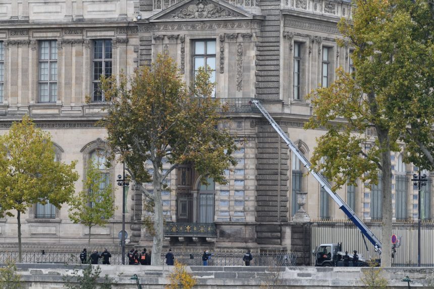 Doi autori ai furtului de la Luvru prinsi de politie