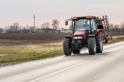 Doi soferi beti si fara permis tractor si masina