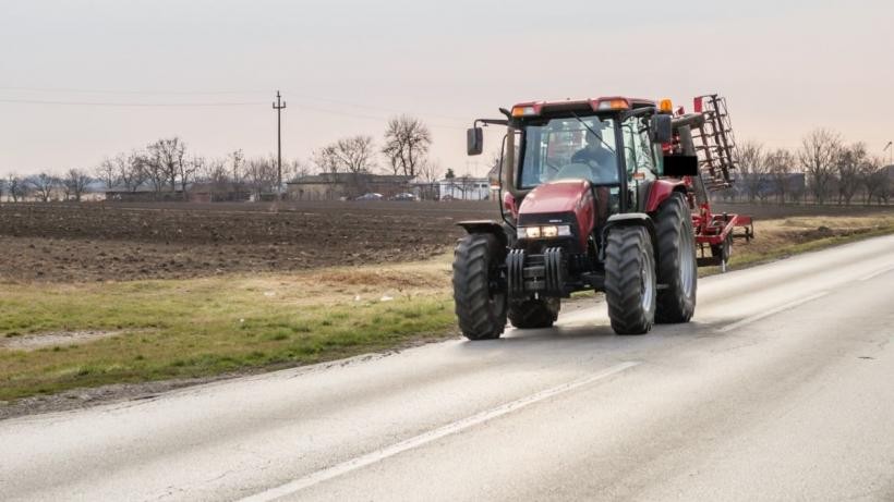 Doi soferi beti si fara permis tractor si masina