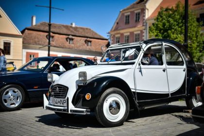 Eveniment spectaculos la Medias masini de epoca si automobile clasice