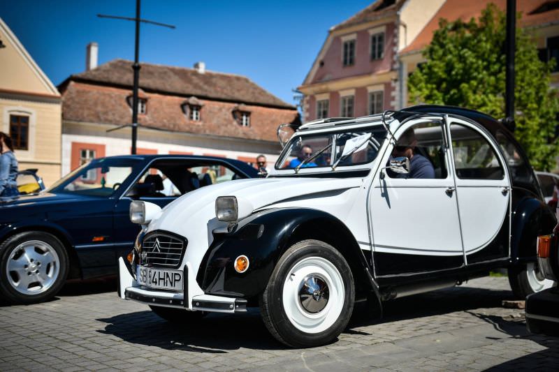 Eveniment spectaculos la Medias masini de epoca si automobile clasice
