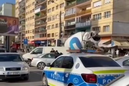 Haos pe bulevardul Mihai Viteazu zeci de masini blocate