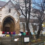 Imagini neobinuite cu haine uscate n curtea Bisericii